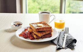 Holiday Inn Hotel&Suites Warren